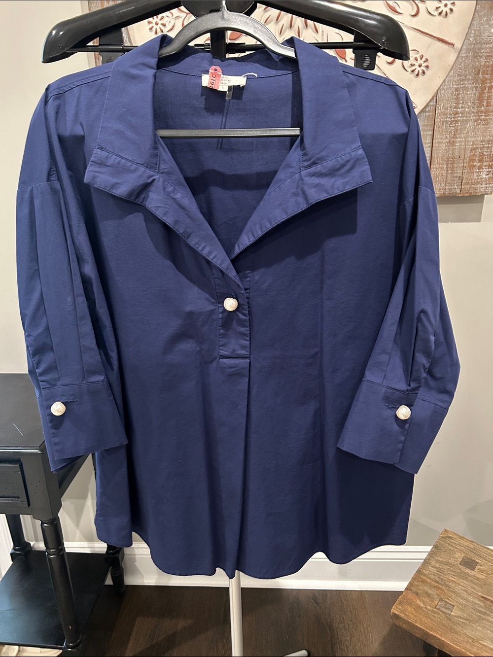 entro Women’s Navy Pearl-Button Collared Blouse Size Large